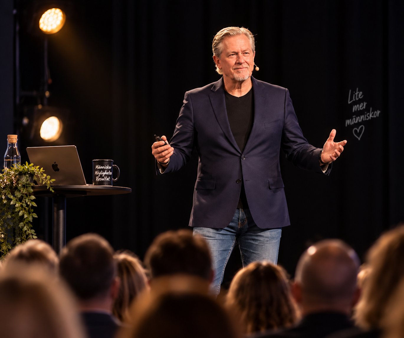 Ray Matson på scen under en föreläsning
